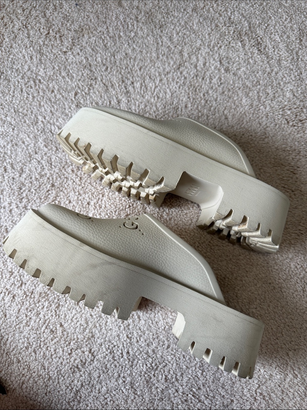 Gucci Cream Perforated GG Slide Clogs - Picture 4 of 8